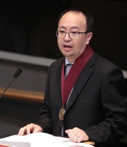 Dr. Li speaks to the audience after receiving his Seagrave medallion. (Photo by Christopher Gannon/Iowa State University)