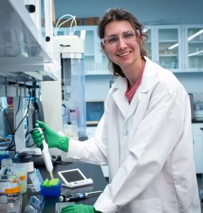 BioMap REU student Hannah Rudewick in lab 2022